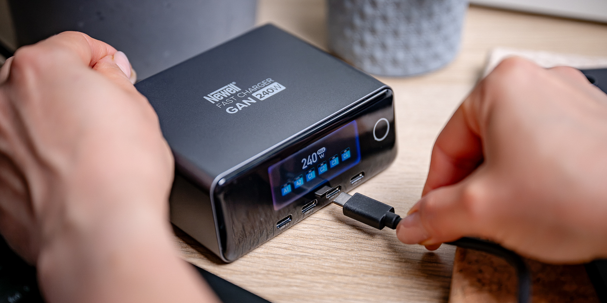 Ładowarka sieciowa Newell GaN 240 W TFT - EU